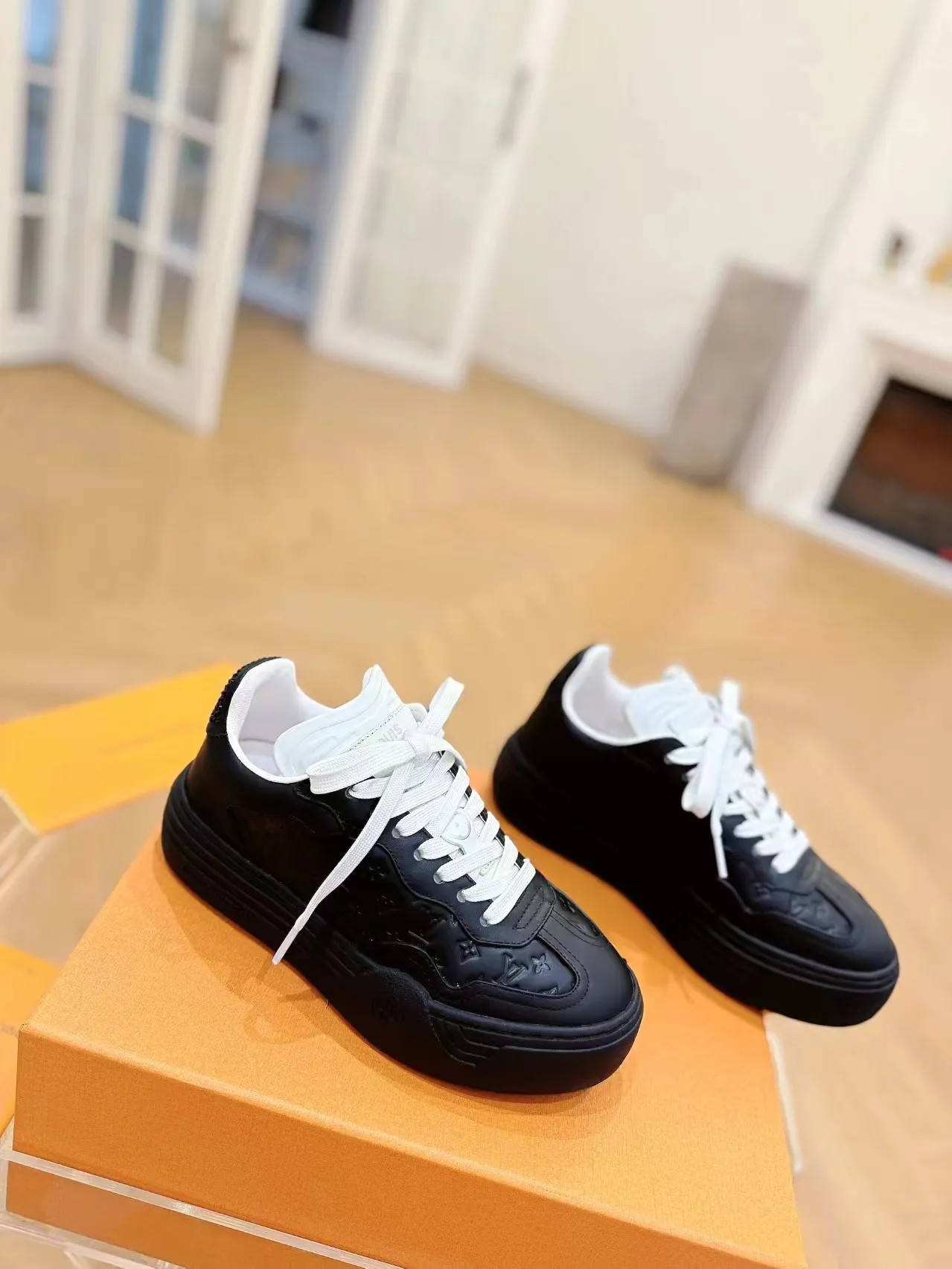 👟👟Ex-factory price 620👟👟Men's size +10 Same style for men and women🔥🔥𝐋𝐕 𝐃𝐢𝐬𝐜𝐨𝐯𝐞𝐫𝐲 2024 new sports shoes thick sole casual ❗️❗️ original purchase development and production LV Discovery lace-up shoes were unveiled at Louis Vuitton's fourth show. They are made of technical mesh fabric and metallic synthetic materials to create a streamlined design. Brand elements embellish the upper and lightweight rubber outsole, with technical shoelaces. Fabric: Original imported cowhide + technology mesh Inner lining: Original customized breathable mesh Sole: Original molded ultra-light rubber foam material Bottom thickness: 5.5CM Size: Women's 35-41 (41 customized), Men's 39-46, (45-46 customized)